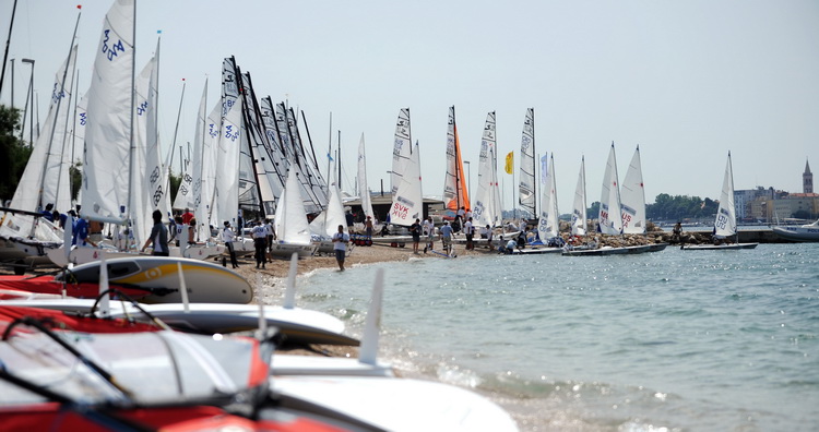 Zadar, 140711.
ISAF svjetsko juniorsko prvenstvo
Zadar 2011, 07.-15. srpanj 2011.
Osmi je dan svjetskog prvenstva u jedrenju koje se odrzava u organizaciji jedrlicarskog kluba Uskok. Danasnji dan obiljezio je jak vjetar s juga sto je napokon omogucilo j Zadar, 140711.
ISAF svjetsko juniorsko prvenstvo
Zadar 2011, 07.-15. srpanj 2011.
Osmi je dan svjetskog prvenstva u jedrenju koje se odrzava u organizaciji jedrlicarskog kluba Uskok. Danasnji dan obiljezio je jak vjetar s juga sto je napokon omogucilo j