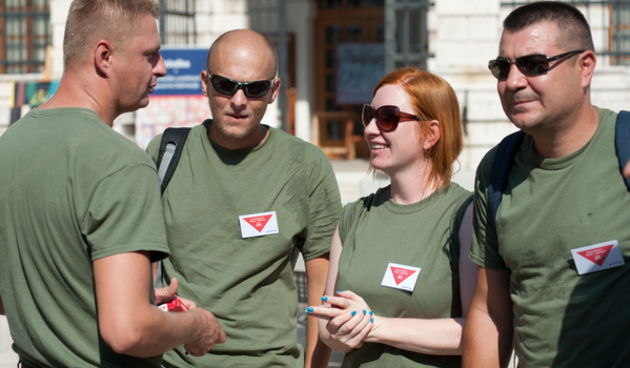 Zadar, 250812.
Pirotehnicari objedinjeni u novi sindikat odrzali su miran prosvjed na kojem su Zadranima i turistima dijelili letke na kojima pise da je hrvatska minski opasna zemlja.
Na fotografiji: detalj s prosvjeda.
Foto: Luka Gerlanc / CROPIX