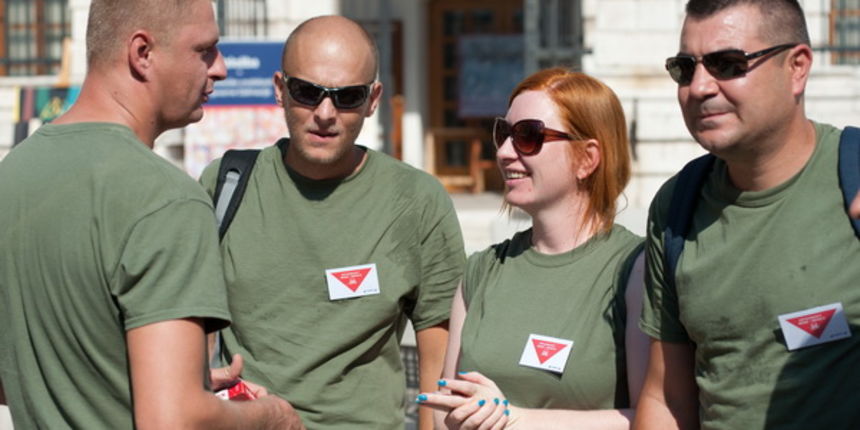 Zadar, 250812.
Pirotehnicari objedinjeni u novi sindikat odrzali su miran prosvjed na kojem su Zadranima i turistima dijelili letke na kojima pise da je hrvatska minski opasna zemlja.
Na fotografiji: detalj s prosvjeda.
Foto: Luka Gerlanc / CROPIX Zadar, 250812.
Pirotehnicari objedinjeni u novi sindikat odrzali su miran prosvjed na kojem su Zadranima i turistima dijelili letke na kojima pise da je hrvatska minski opasna zemlja.
Na fotografiji: detalj s prosvjeda.
Foto: Luka Gerlanc / CROPIX
