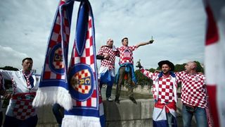 Euro 2016: Hrvatski navijači napravili fenomenalnu atmosferu u Parizu. Photo: Sanjin Strukić/PIXSELL Euro 2016: Hrvatski navijači napravili fenomenalnu atmosferu u Parizu. Photo: Sanjin Strukić/PIXSELL