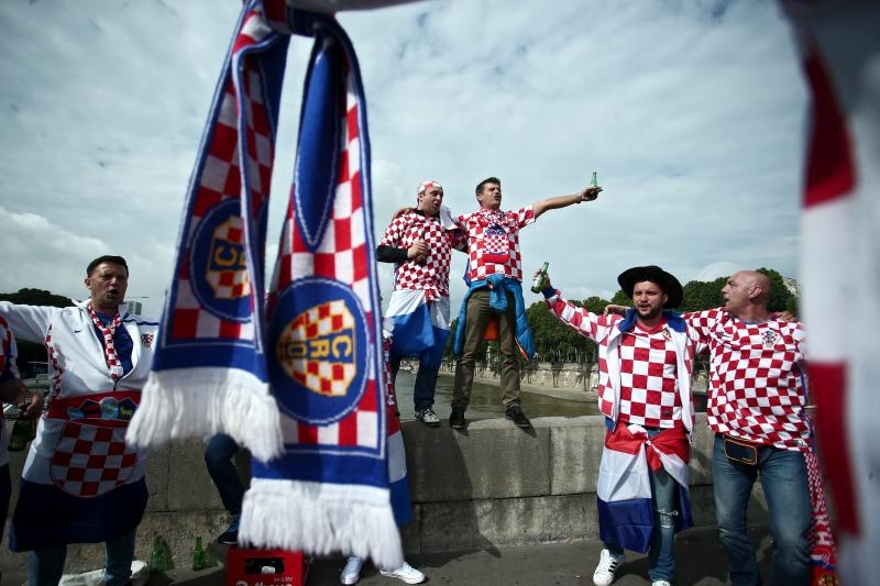 Euro 2016: Hrvatski navijači napravili fenomenalnu atmosferu u Parizu. Photo: Sanjin Strukić/PIXSELL Euro 2016: Hrvatski navijači napravili fenomenalnu atmosferu u Parizu. Photo: Sanjin Strukić/PIXSELL