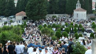 Posljednji ispraćaj Olivera Dragojevića na groblju Sveti Roko u Veloj Luci Posljednji ispraćaj Olivera Dragojevića na groblju Sveti Roko u Veloj Luci