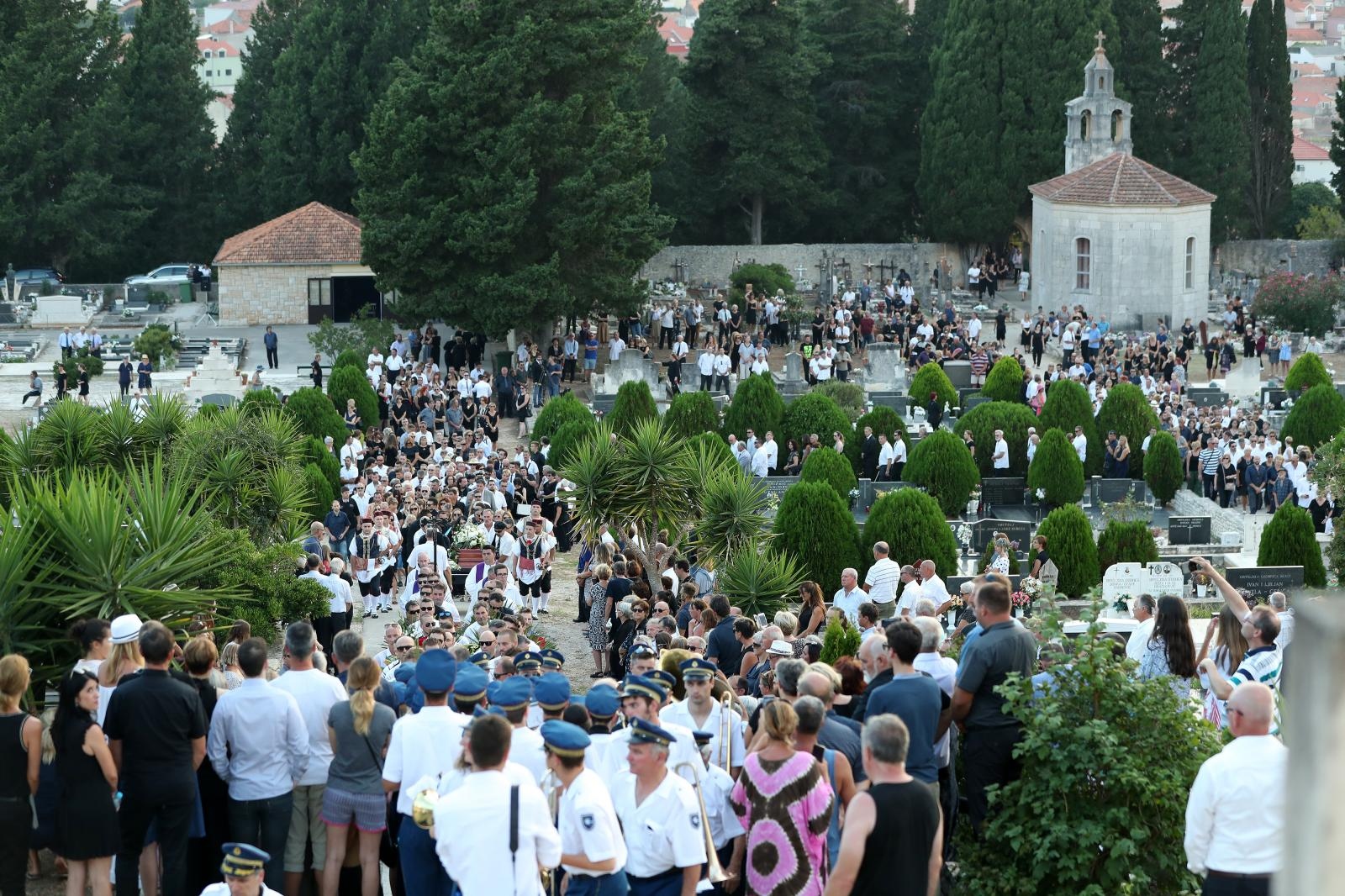 Posljednji ispraćaj Olivera Dragojevića na groblju Sveti Roko u Veloj Luci Posljednji ispraćaj Olivera Dragojevića na groblju Sveti Roko u Veloj Luci