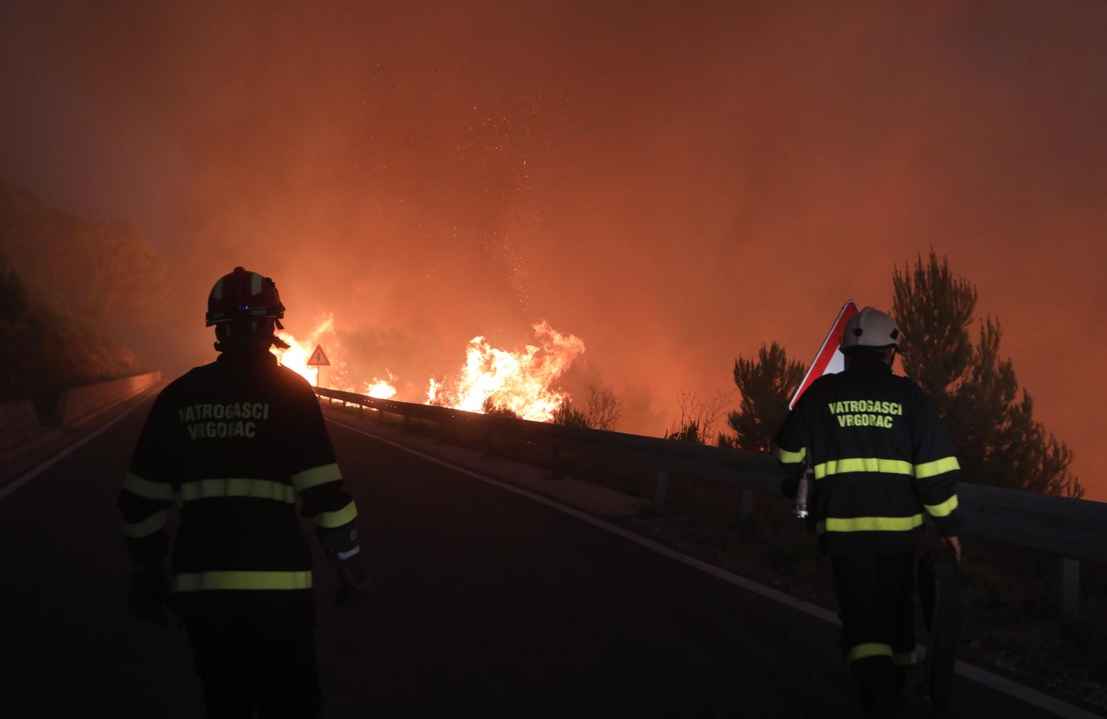 Tučepi: Požar se širi, zahvatio ranč i kuće, vatrogasci u akciji
