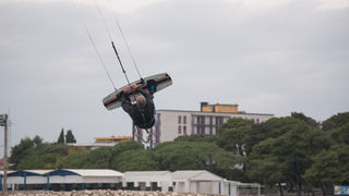 Južina nekima donosi glavobolju, surferima i kajterima je prava radost. Tako je bilo i jučer. Na biogradskoj plaži Dražica okupilo se dvadesetak ljubitelja vjetra, većina iz kiteboarding kluba Badevana-surf iz Zagreba. Iako su po meteorološkoj prognozi oč