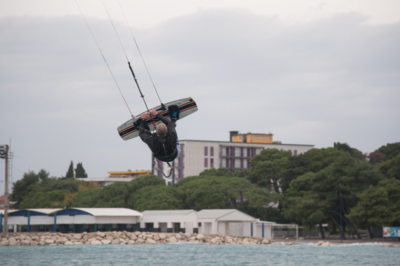 Južina nekima donosi glavobolju, surferima i kajterima je prava radost. Tako je bilo i jučer. Na biogradskoj plaži Dražica okupilo se dvadesetak ljubitelja vjetra, većina iz kiteboarding kluba Badevana-surf iz Zagreba. Iako su po meteorološkoj prognozi oč