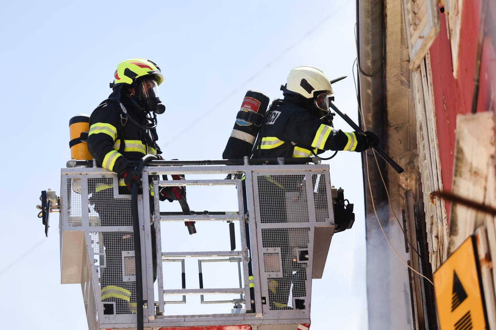 Veliki požar izbio u zgradi na Narodnom trgu Veliki požar izbio u zgradi na Narodnom trgu