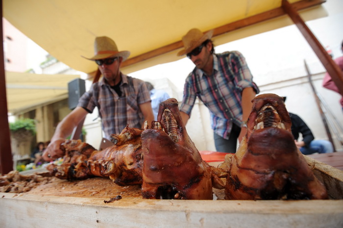 Zadar, 270413
Jos jedan predizborni performans Enia Mestrovica. Ovaj put je na Narodnom trgu glasove “kupovao” porcijama svinjetine.
Na fotografiji: detalj s dogadjaja.
Foto: Luka Gerlanc / CROPIX Zadar, 270413
Jos jedan predizborni performans Enia Mestrovica. Ovaj put je na Narodnom trgu glasove “kupovao” porcijama svinjetine.
Na fotografiji: detalj s dogadjaja.
Foto: Luka Gerlanc / CROPIX
