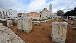 Zadar, 120313.
Radnici tvrtke Nasadi vrse radove obnove travnjaka na antickom Forumu ispred crkve svetog Donata.
Na fotografiji: radovi obnove travnjaka.
Foto: Luka Gerlanc / CROPIX Zadar, 120313.
Radnici tvrtke Nasadi vrse radove obnove travnjaka na antickom Forumu ispred crkve svetog Donata.
Na fotografiji: radovi obnove travnjaka.
Foto: Luka Gerlanc / CROPIX