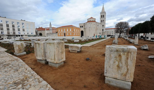 Zadar, 120313.
Radnici tvrtke Nasadi vrse radove obnove travnjaka na antickom Forumu ispred crkve svetog Donata.
Na fotografiji: radovi obnove travnjaka.
Foto: Luka Gerlanc / CROPIX