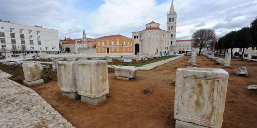 Zadar, 120313.
Radnici tvrtke Nasadi vrse radove obnove travnjaka na antickom Forumu ispred crkve svetog Donata.
Na fotografiji: radovi obnove travnjaka.
Foto: Luka Gerlanc / CROPIX Zadar, 120313.
Radnici tvrtke Nasadi vrse radove obnove travnjaka na antickom Forumu ispred crkve svetog Donata.
Na fotografiji: radovi obnove travnjaka.
Foto: Luka Gerlanc / CROPIX