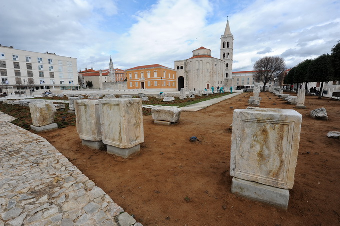 Zadar, 120313.
Radnici tvrtke Nasadi vrse radove obnove travnjaka na antickom Forumu ispred crkve svetog Donata.
Na fotografiji: radovi obnove travnjaka.
Foto: Luka Gerlanc / CROPIX Zadar, 120313.
Radnici tvrtke Nasadi vrse radove obnove travnjaka na antickom Forumu ispred crkve svetog Donata.
Na fotografiji: radovi obnove travnjaka.
Foto: Luka Gerlanc / CROPIX