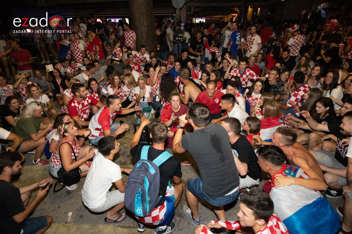 Čudesna noć: Velika fešta ulicama Zadra nakon plasmana Vatrenih u finale SP Čudesna noć: Velika fešta ulicama Zadra nakon plasmana Vatrenih u finale SP
