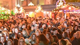 Advent u Zadru: Neno Belan i Fiumensi raspjevali i rasplesali i staro i mlado na Trgu Petra Zoranića Advent u Zadru: Neno Belan i Fiumensi raspjevali i rasplesali i staro i mlado na Trgu Petra Zoranića