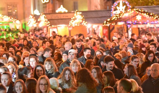Advent u Zadru: Neno Belan i Fiumensi raspjevali i rasplesali i staro i mlado na Trgu Petra Zoranića
