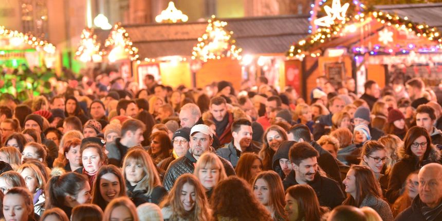 Advent u Zadru: Neno Belan i Fiumensi raspjevali i rasplesali i staro i mlado na Trgu Petra Zoranića Advent u Zadru: Neno Belan i Fiumensi raspjevali i rasplesali i staro i mlado na Trgu Petra Zoranića