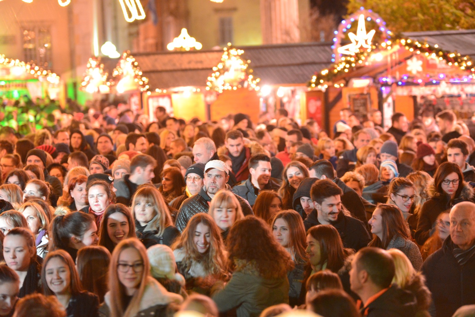 Advent u Zadru: Neno Belan i Fiumensi raspjevali i rasplesali i staro i mlado na Trgu Petra Zoranića Advent u Zadru: Neno Belan i Fiumensi raspjevali i rasplesali i staro i mlado na Trgu Petra Zoranića