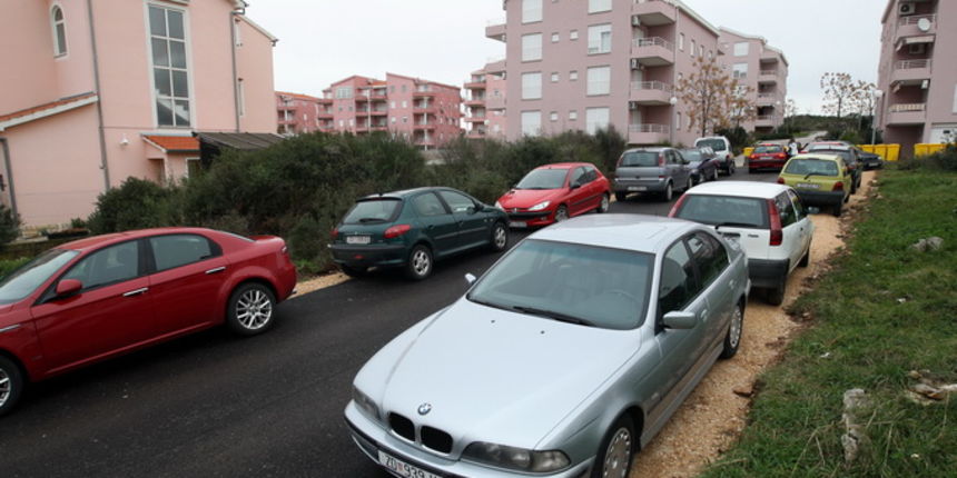 Zadar, 130213.
Stanari tzv. galicevih zgrada u Diklu, unatoc najavi bojkota novog prilaznog puta koriste isti kao parkiraliste.
Na slici put i parkirani automobili stanara galicevih zgrada.
Foto: Jure Miskovic / CROPIX