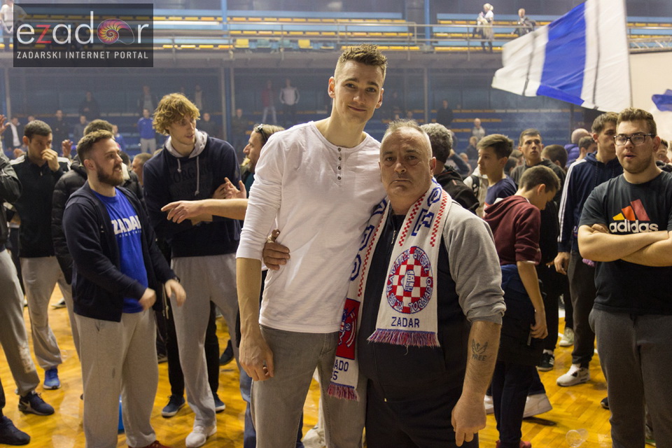 Humanitarno gledanje utakmice Zadar-Cibona (85-84) u Jazinama Humanitarno gledanje utakmice Zadar-Cibona (85-84) u Jazinama