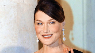 Ipak, najdrastičnije promjene vidjele su se nakon rođenja kćerkice Giulije u listopadu prošle godine: trudnoća u 44. godini bila je očito popriličan stres za njen organizam pa je svježinu i mladost Carla na brzinu pokušala vratiti spomenuti Ipak, najdrastičnije promjene vidjele su se nakon rođenja kćerkice Giulije u listopadu prošle godine: trudnoća u 44. godini bila je očito popriličan stres za njen organizam pa je svježinu i mladost Carla na brzinu pokušala vratiti spomenuti