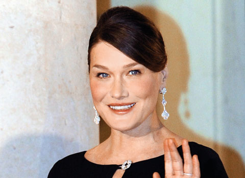 Ipak, najdrastičnije promjene vidjele su se nakon rođenja kćerkice Giulije u listopadu prošle godine: trudnoća u 44. godini bila je očito popriličan stres za njen organizam pa je svježinu i mladost Carla na brzinu pokušala vratiti spomenuti Ipak, najdrastičnije promjene vidjele su se nakon rođenja kćerkice Giulije u listopadu prošle godine: trudnoća u 44. godini bila je očito popriličan stres za njen organizam pa je svježinu i mladost Carla na brzinu pokušala vratiti spomenuti