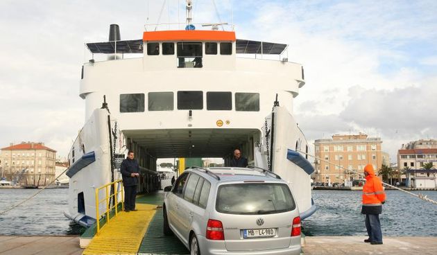 18.01.2014., Zadar – Sinoc je trajekt Hanibal Lucic udario u rivu u Silbi zbog jakog juga. Putnici su bili primorani prenociti na trajektu, a jutros je po njih poslan zamjenski trajekt Sis. Photo: Dino Stanin/PIXSELL