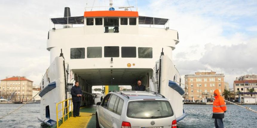 18.01.2014., Zadar – Sinoc je trajekt Hanibal Lucic udario u rivu u Silbi zbog jakog juga. Putnici su bili primorani prenociti na trajektu, a jutros je po njih poslan zamjenski trajekt Sis. Photo: Dino Stanin/PIXSELL 18.01.2014., Zadar – Sinoc je trajekt Hanibal Lucic udario u rivu u Silbi zbog jakog juga. Putnici su bili primorani prenociti na trajektu, a jutros je po njih poslan zamjenski trajekt Sis. Photo: Dino Stanin/PIXSELL