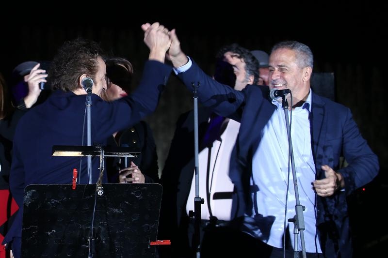 Zagrebacki gradonacelnik Milan Bandic svecano je otvorio zagrebacke fontane. U glazbenom dijelu programa nastupili su Prljavo kazaliste, Ivana Kindl, te orkestar i solisti Kazalista Komedija pod ravnanjem Kresimira Batinica: Renata Sabljak, Sandra Bagaric