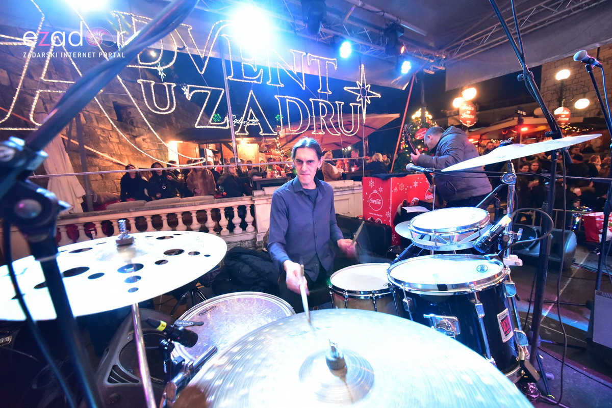 Tisuće Zadrana uživalo na krcatom Narodnom trgu i Tgu Petra Zoranića uz Tomislava Bralića i klapu Intrade Tisuće Zadrana uživalo na krcatom Narodnom trgu i Tgu Petra Zoranića uz Tomislava Bralića i klapu Intrade