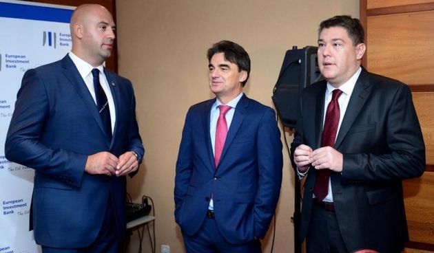 Zagreb – Boris Lalovac i Branko Grcic potpisali ugovor s potpredsjednikom EIB-a Dario Scannapieco, zajam za Dubrovacku zracnu luku. Photo: Marko Prpic/PIXSELL