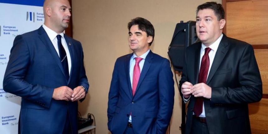 Zagreb – Boris Lalovac i Branko Grcic potpisali ugovor s potpredsjednikom EIB-a Dario Scannapieco, zajam za Dubrovacku zracnu luku. Photo: Marko Prpic/PIXSELL