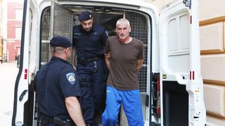 Privođenje muškarca osumnjičenog za bombaške napade na PU zadarsku Privođenje muškarca osumnjičenog za bombaške napade na PU zadarsku