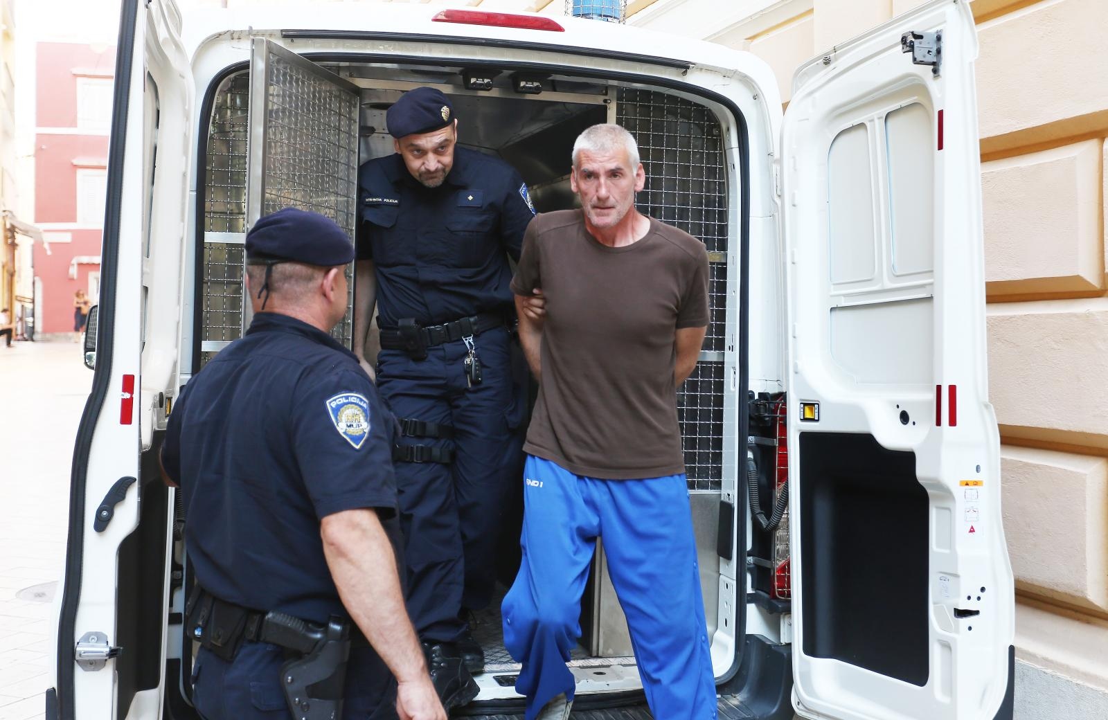 Privođenje muškarca osumnjičenog za bombaške napade na PU zadarsku Privođenje muškarca osumnjičenog za bombaške napade na PU zadarsku