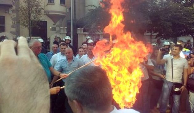 Šešelj ponovno zapalio zastavu Hrvatske, foto: Blic Online/HRT