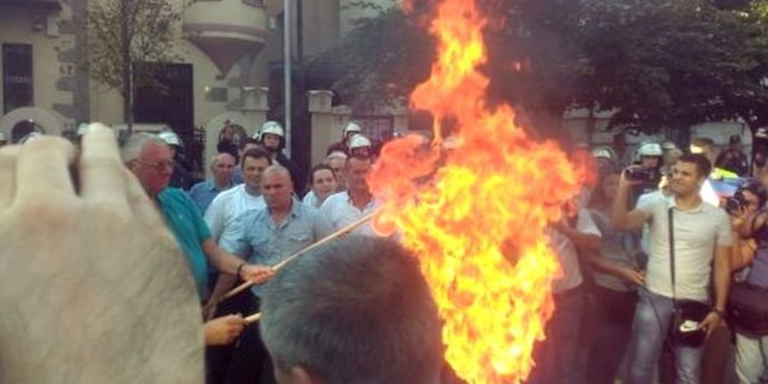Šešelj ponovno zapalio zastavu Hrvatske, foto: Blic Online/HRT Šešelj ponovno zapalio zastavu Hrvatske, foto: Blic Online/HRT