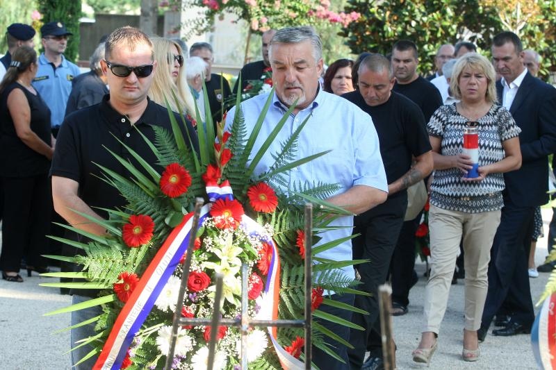 Zadar – Povodom obiljezavanja Dana pobjede i domovinske zahvalnosti i Dana hrvatskih branitelja kod sredisnjeg kriza na Gradskom groblju polozeni su vijenci i zapaljene svijece u sjecanje na sve poginule u Domovinskom ratu. Photo: Dino Stanin/PIXSELL