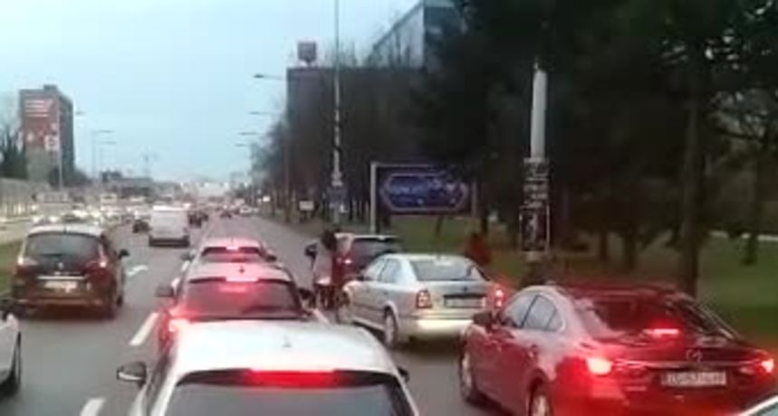 Dvije žene se potukle i zaustavile promet u Zagrebu: ‘Ubacivala joj se u traku i onda je eskaliralo’ (thumbnail) Dvije žene se potukle i zaustavile promet u Zagrebu: ‘Ubacivala joj se u traku i onda je eskaliralo’ (thumbnail)