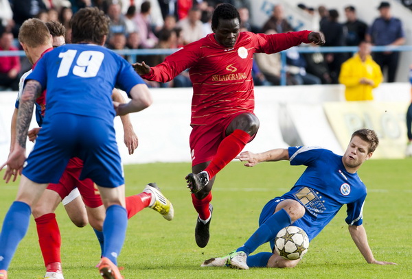 Zadar, 260513.
Stadion Stanovi.
Utakmica MAXtv 1. HNL izmedju Zadra i Splita.
Na fotografiji: Henri Belle, Igor Prahic, Jure Jerbic.
Foto: Tom Dubravec / CROPIX