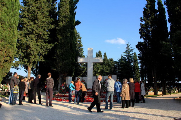Blagdan Svih svetih na Gradskom groblju Zadar, Foto: Iva Perinčić Blagdan Svih svetih na Gradskom groblju Zadar, Foto: Iva Perinčić