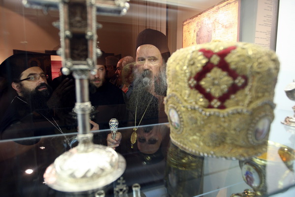 Zadar, 170513.
Crkva sv Ilije, Poluotok.
Veceras je otvorena sakralna riznica pravoslavne crkve sv. Ilije – vrijedne umjetnine i galerija ikona. Javnosti ju je predstavio episkop dalmatinski Fotije. Riznica je obnovljena sredstvima Ministarstva kultur Zadar, 170513.
Crkva sv Ilije, Poluotok.
Veceras je otvorena sakralna riznica pravoslavne crkve sv. Ilije – vrijedne umjetnine i galerija ikona. Javnosti ju je predstavio episkop dalmatinski Fotije. Riznica je obnovljena sredstvima Ministarstva kultur