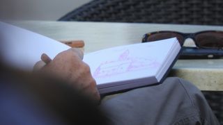 Može li bivši James Bond ‘proći’ kao obični turist? Pierce Brosnan na Visu pokazao još jedan talent