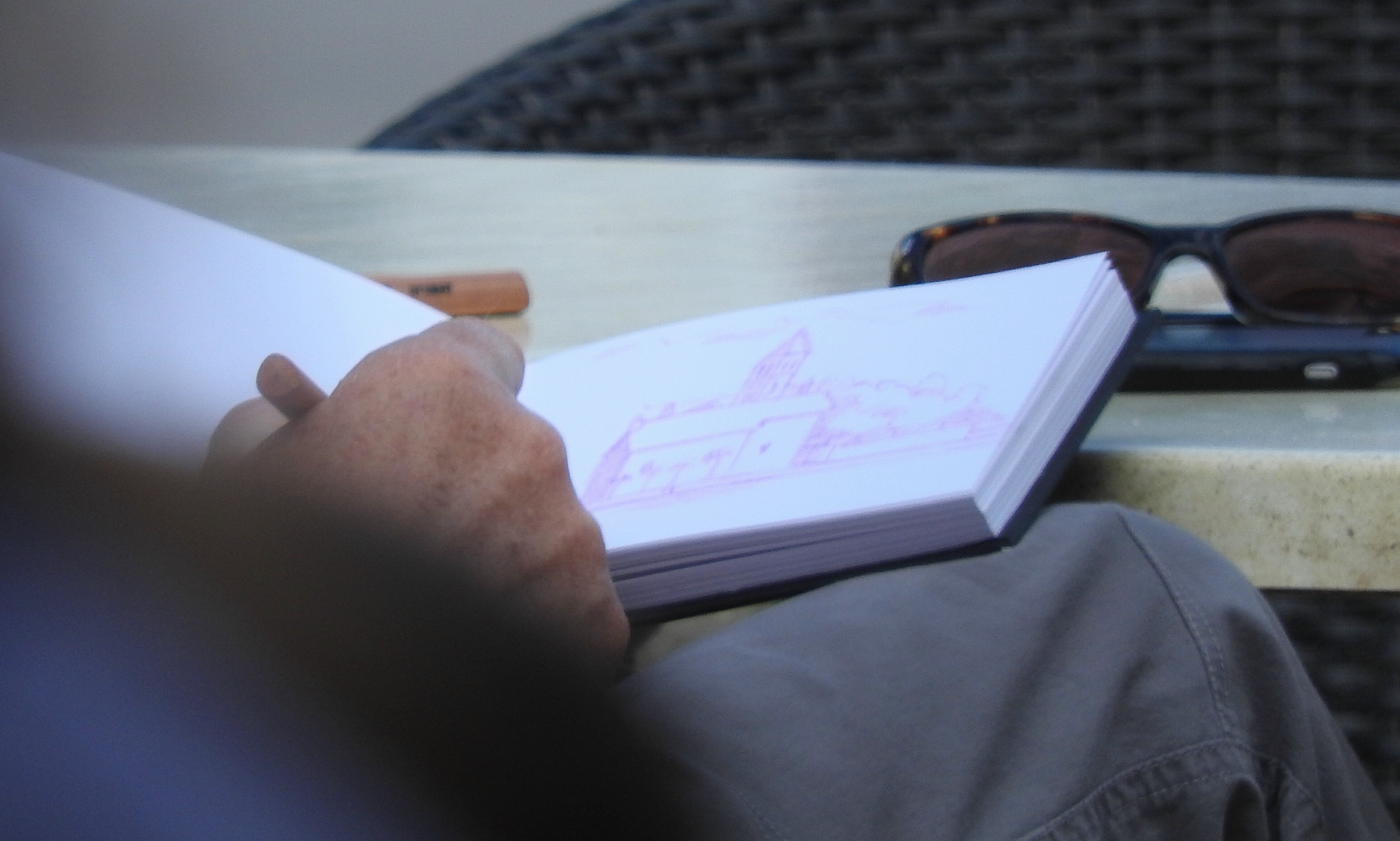 Može li bivši James Bond ‘proći’ kao obični turist? Pierce Brosnan na Visu pokazao još jedan talent