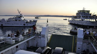 Jablanac, 170811.
U pomorskoj havariji trajekt Rapske plovidbe “Barbat” oko 18 sati, prilikom pristajanja u luku Jablanac ostao je bez pogona i udario u rivu koja je ujedno i mjesna plaza. Ozlijedjeno je sedam osoba. Ocevid je u tijeku. 
Foto: Goran Novot