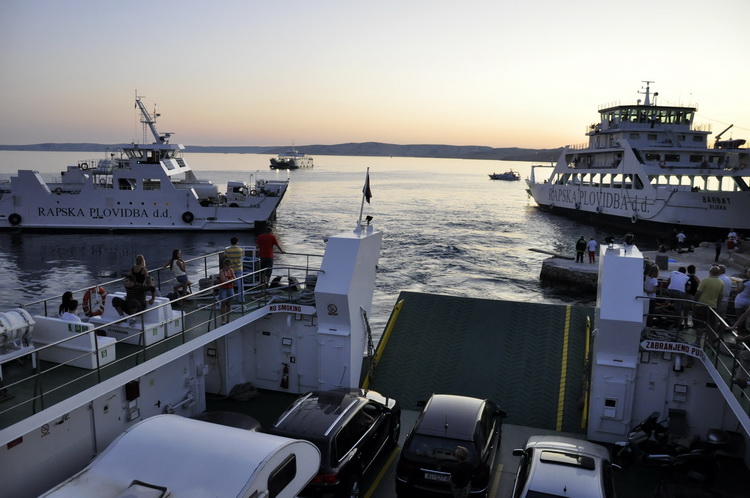 Jablanac, 170811.
U pomorskoj havariji trajekt Rapske plovidbe “Barbat” oko 18 sati, prilikom pristajanja u luku Jablanac ostao je bez pogona i udario u rivu koja je ujedno i mjesna plaza. Ozlijedjeno je sedam osoba. Ocevid je u tijeku. 
Foto: Goran Novot