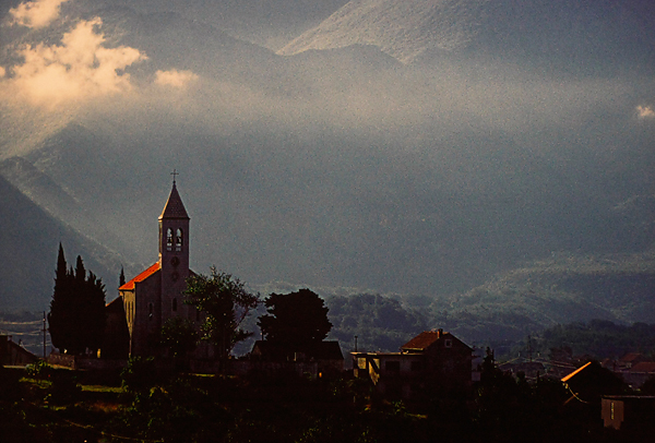 Izložba fotografija Ive Pervana i Mladena Radolovića Mrlje u crkvi SV.Donata Izložba fotografija Ive Pervana i Mladena Radolovića Mrlje u crkvi SV.Donata