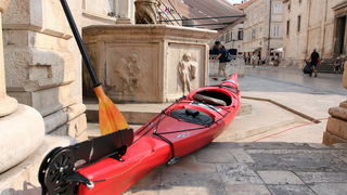 Dubrovnik, 030611.
Nakon 2500 km i dva mjeseca putovanja Welcome tim predvodjen Danielom Lackom stigao je u stari gradski Porat gdje ga je docekala limena glazba i mazoretkinje, a potom je ispred crkve Svetog Vlaha uprilicen program doceka, te u Luzi otvo Dubrovnik, 030611.
Nakon 2500 km i dva mjeseca putovanja Welcome tim predvodjen Danielom Lackom stigao je u stari gradski Porat gdje ga je docekala limena glazba i mazoretkinje, a potom je ispred crkve Svetog Vlaha uprilicen program doceka, te u Luzi otvo