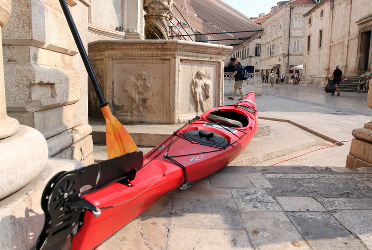 Dubrovnik, 030611.
Nakon 2500 km i dva mjeseca putovanja Welcome tim predvodjen Danielom Lackom stigao je u stari gradski Porat gdje ga je docekala limena glazba i mazoretkinje, a potom je ispred crkve Svetog Vlaha uprilicen program doceka, te u Luzi otvo Dubrovnik, 030611.
Nakon 2500 km i dva mjeseca putovanja Welcome tim predvodjen Danielom Lackom stigao je u stari gradski Porat gdje ga je docekala limena glazba i mazoretkinje, a potom je ispred crkve Svetog Vlaha uprilicen program doceka, te u Luzi otvo