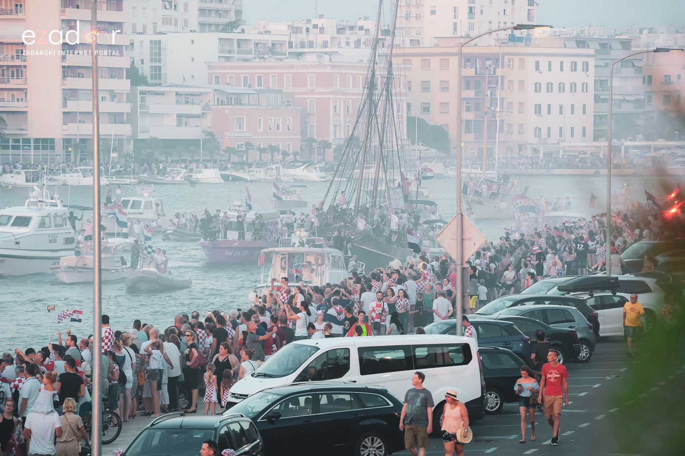 Zadar priredio čudesan doček svojim Vatrenim herojima (1)
