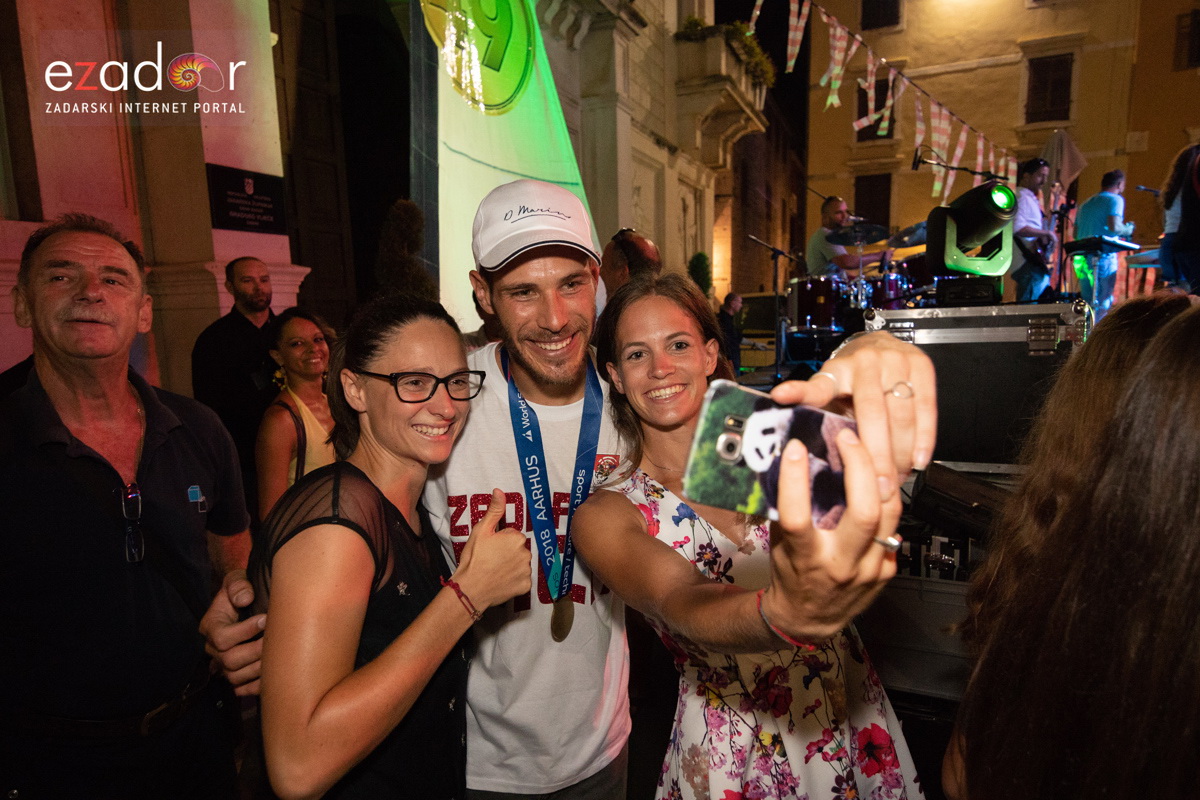 Svečani doček svjetskih prvaka Mihovila i Šime Fantele na Narodnom trgu Svečani doček svjetskih prvaka Mihovila i Šime Fantele na Narodnom trgu