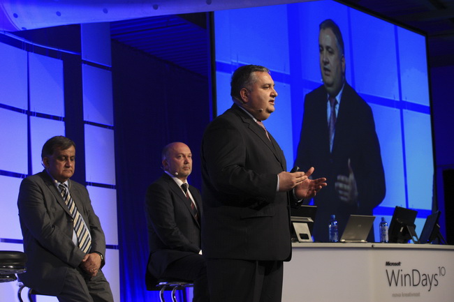 Rovinj, 220410.
Danas je u Rovinju otvorena Windays business konferencija, u organizaciji Microsoft Hrvatska i Jutarnjeg lista. Na otvorenje je dosla premijerka Jadranka Kosor.
Na fotografiji: Ninoslav Pavic i Ivan Vidakovic.
Foto: Goran Sebelic / CROPIX